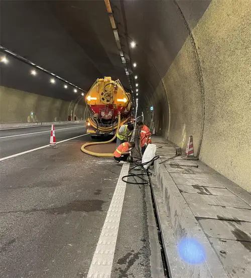 铜山隧道排水渠清淤